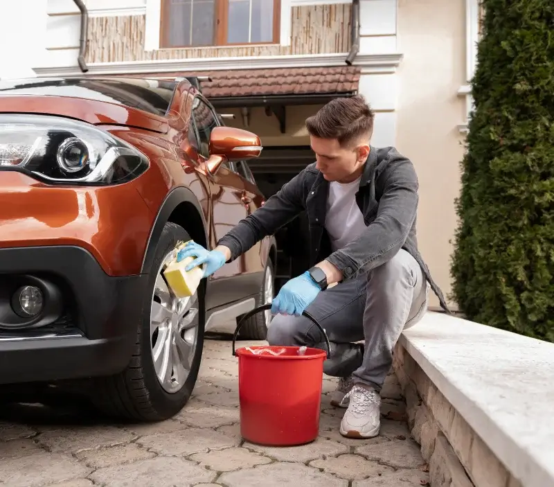Lavage auto à domicile Oberhoffen-sur-Moder : professionnel intervenant sur un véhicule